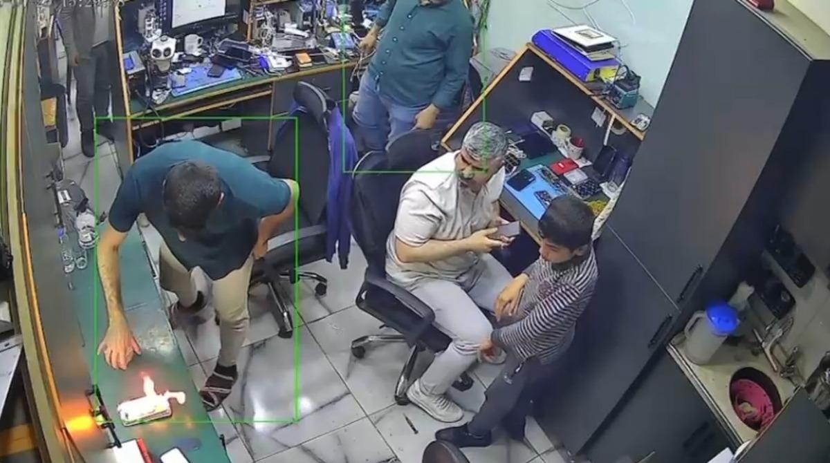 Şarjdaki telefon alev aldı! Panik anları kamerada 1