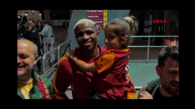 Osimhen, minik İkra'yı sevindirdi