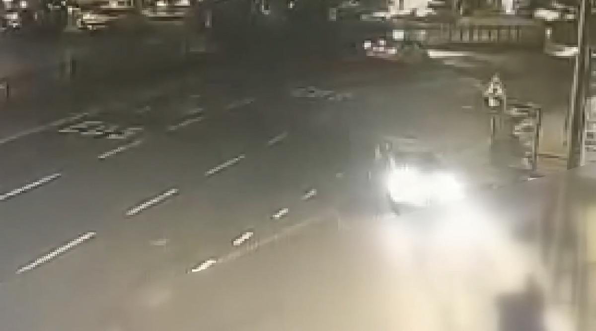 Otomobilin &ccedil;arptığı motor durağa daldı! &Ouml;l&uuml; ve yaralılar var 2