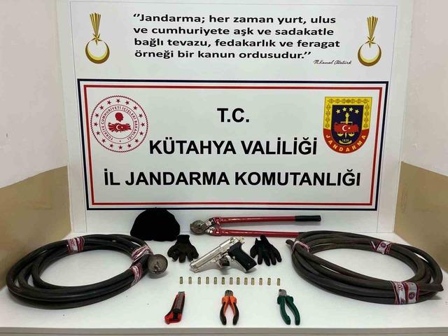 K&uuml;tahya&rsquo;da kablo hırsızları su&ccedil;&uuml;st&uuml; yakalandı 1