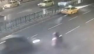 Otomobilin &ccedil;arptığı motor durağa daldı! &Ouml;l&uuml; ve yaralılar var