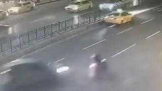 Otomobilin çarptığı motor durağa daldı! Ölü ve yaralılar var