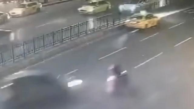 Otomobilin çarptığı motor durağa daldı! Ölü ve yaralılar var