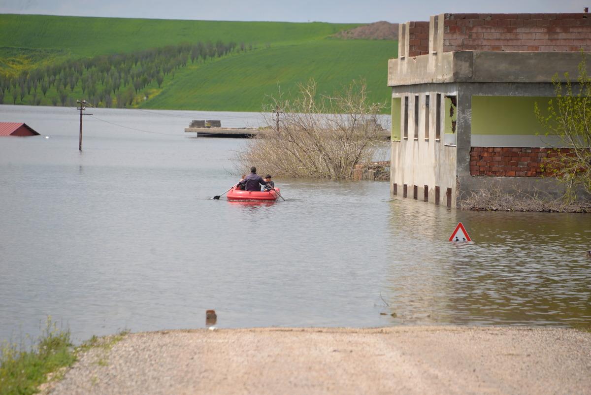 Yer: Diyarbakır... Baraj kapakları a&ccedil;ıldı: 10 ev sulara teslim! 8
