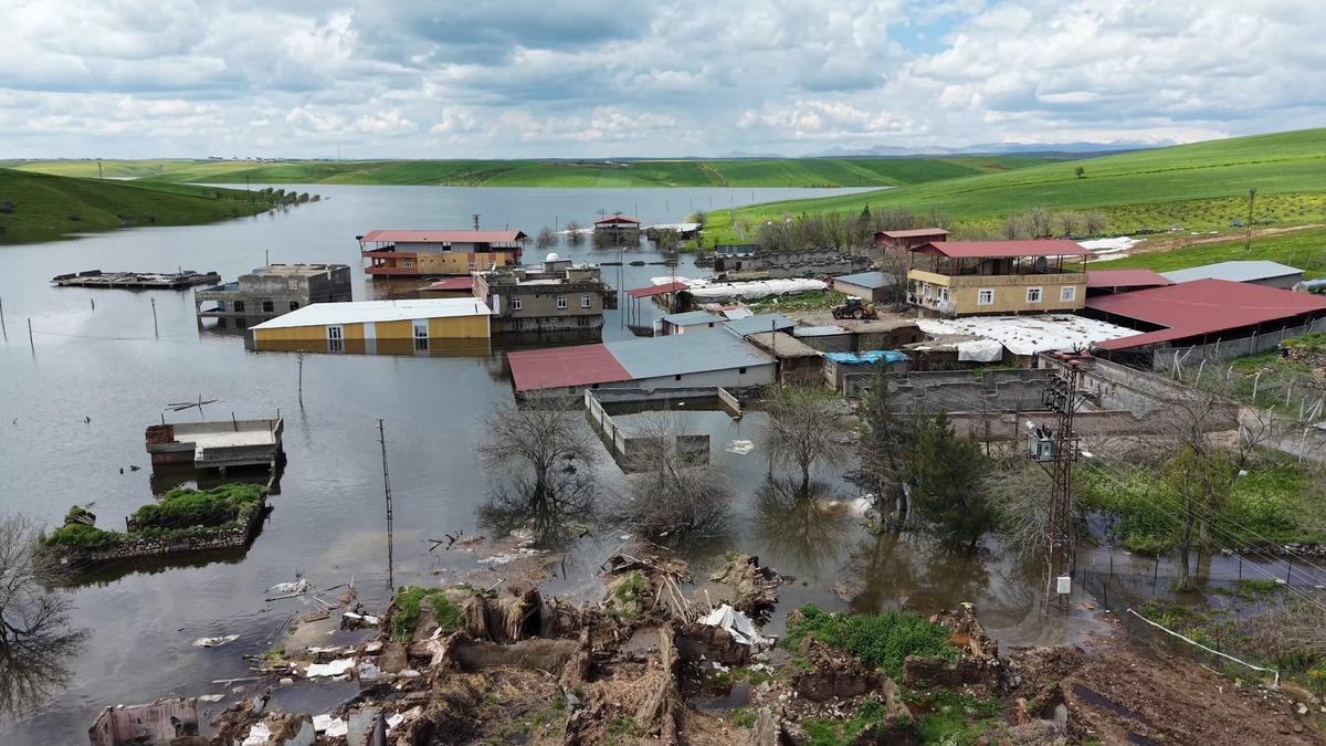 Yer: Diyarbakır... Baraj kapakları a&ccedil;ıldı: 10 ev sulara teslim! 3