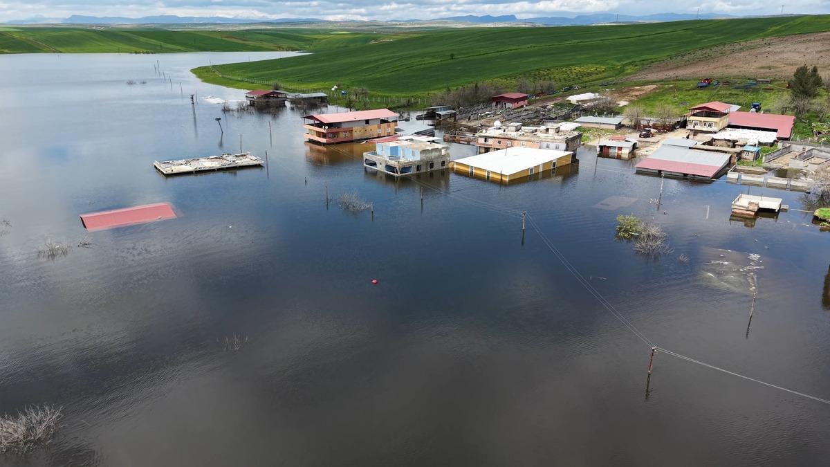 Yer: Diyarbakır... Baraj kapakları a&ccedil;ıldı: 10 ev sulara teslim! 2