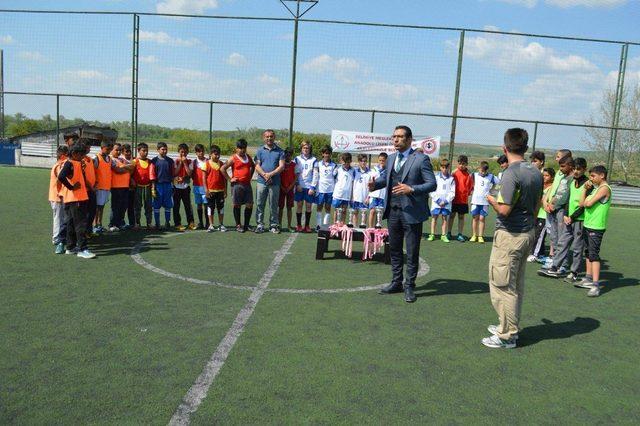 Edirne’de gençler halı sahalarda buluştu