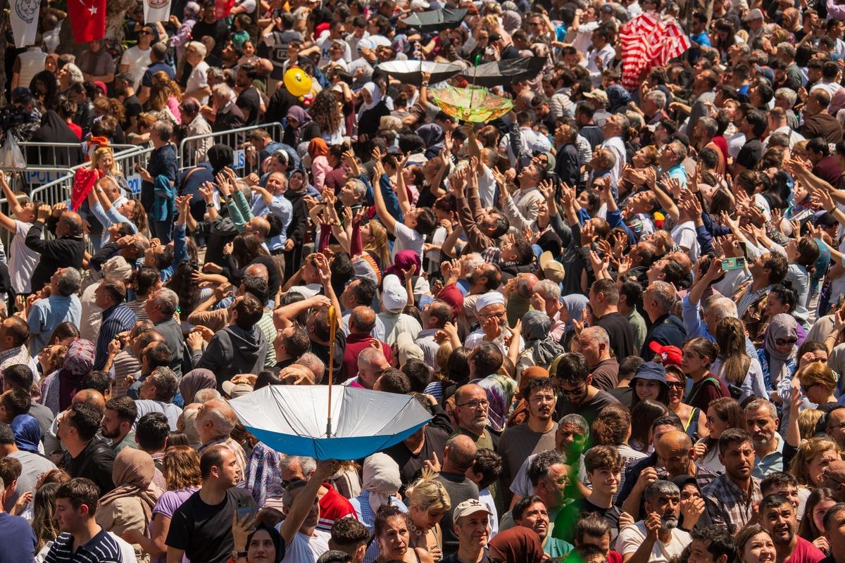 10 ton bedava dağıtıldı, insanlar birbirinin &uuml;st&uuml;nden ge&ccedil;ti 1