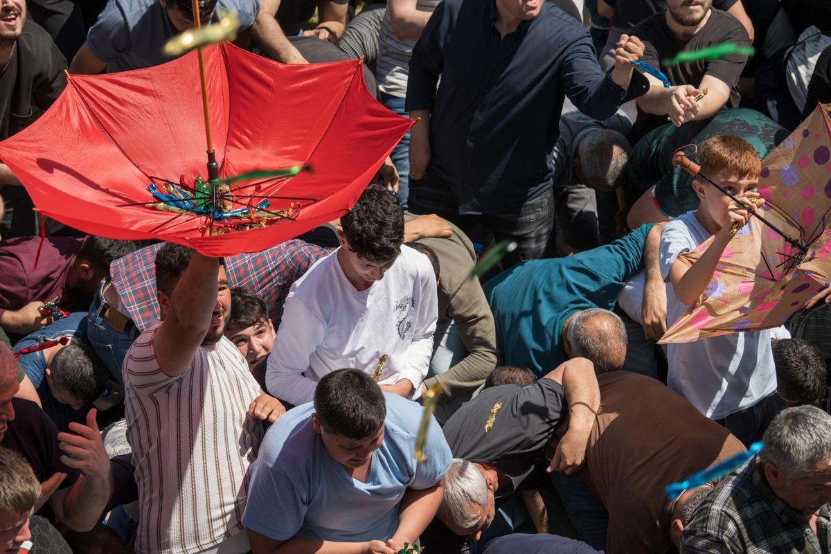 10 ton bedava dağıtıldı, insanlar birbirinin &uuml;st&uuml;nden ge&ccedil;ti 2