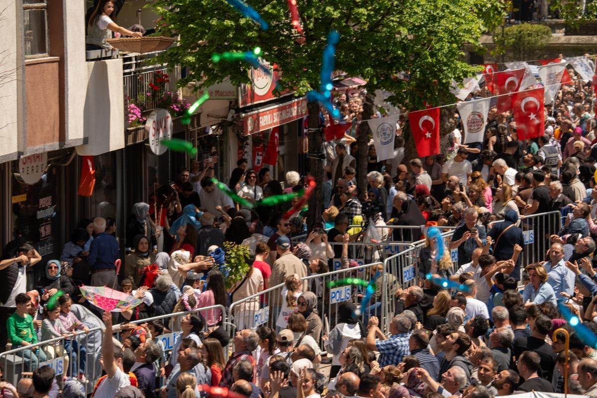 10 ton bedava dağıtıldı, insanlar birbirinin &uuml;st&uuml;nden ge&ccedil;ti 3