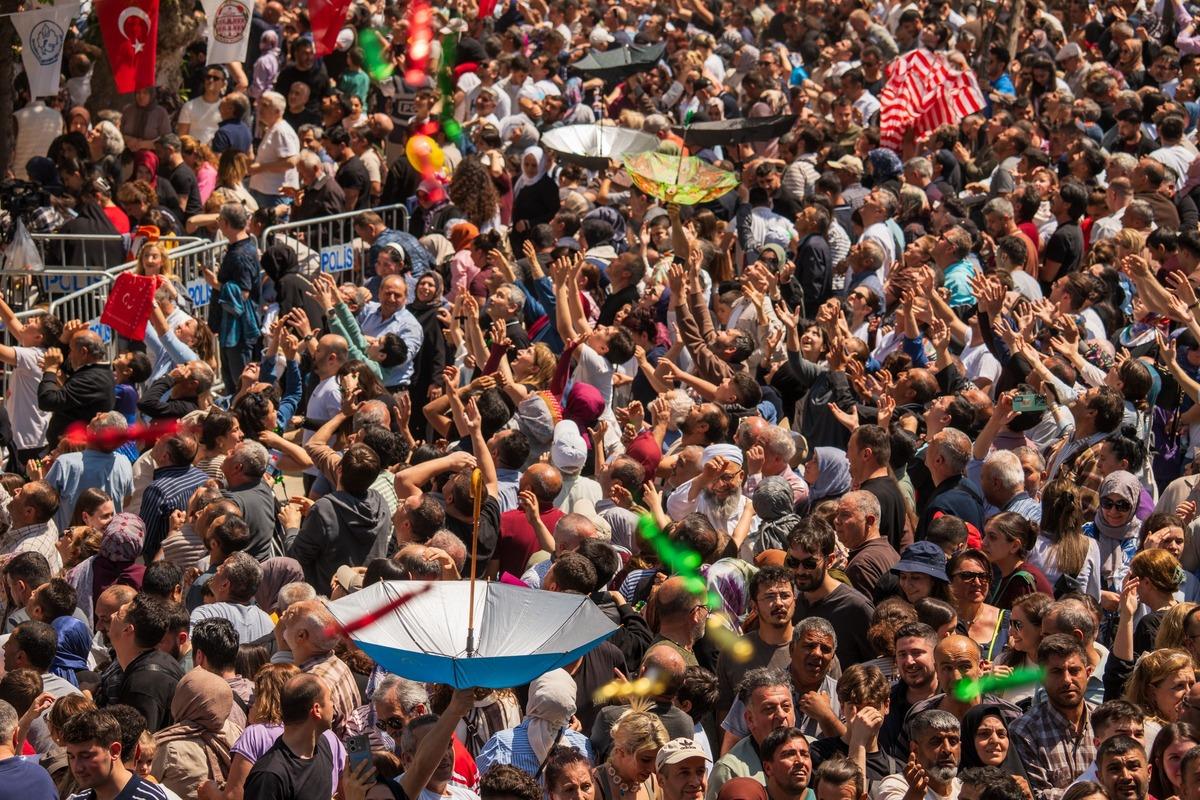 10 ton bedava dağıtıldı, insanlar birbirinin &uuml;st&uuml;nden ge&ccedil;ti 4