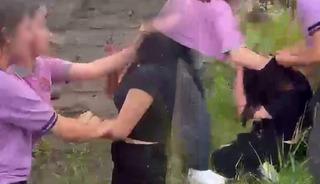 Muğla'dan dehşet g&ouml;r&uuml;nt&uuml;ler! K&uuml;&ccedil;&uuml;k kızı evire &ccedil;evire d&ouml;vd&uuml;ler