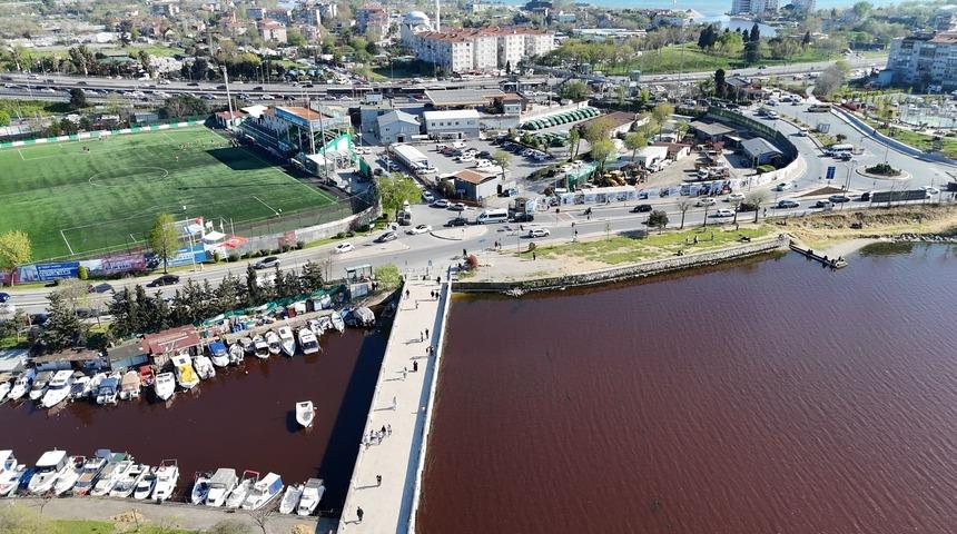 İstanbul'da korkutan g&ouml;r&uuml;nt&uuml;! K&uuml;&ccedil;&uuml;k&ccedil;ekmece G&ouml;l&uuml; kırmızıya d&ouml;nd&uuml;