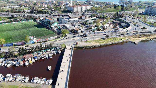 İstanbul'da korkutan görüntü! Küçükçekmece Gölü kırmızıya döndü
