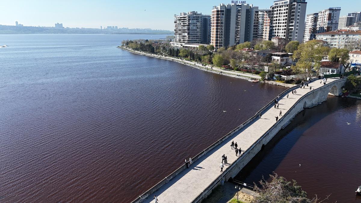 İstanbul da korkutan g&ouml;r&uuml;nt&uuml;! K&uuml;&ccedil;&uuml;k&ccedil;ekmece G&ouml;l&uuml; kırmızıya d&ouml;nd&uuml; 2