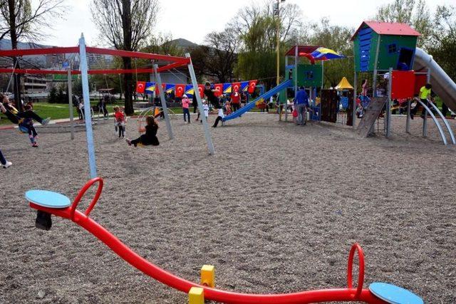 TSK, Bosna-Hersek’te çocukların yüzünü güldürdü