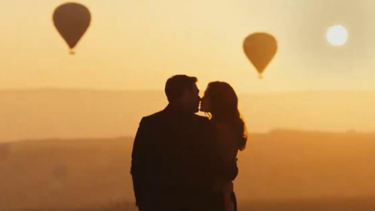 Ozan Akbaba ve Sinem &Uuml;nsal&rsquo;ın &ouml;p&uuml;şme sahnesi konuşuldu! Uzak Şehir e eleştiri 1