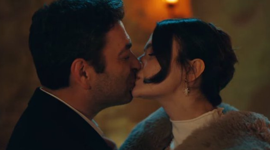 Ozan Akbaba ve Sinem &Uuml;nsal&rsquo;ın &ouml;p&uuml;şme sahnesi konuşuldu! Uzak Şehir'e eleştiri