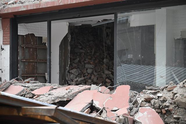 Ankara da yıkım &ccedil;alışması yapılan d&ouml;rt katlı binanın platformu &ccedil;&ouml;kt&uuml; 6