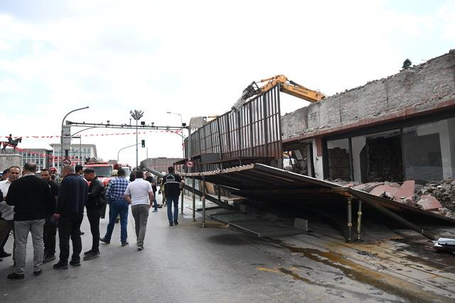 Ankara da yıkım &ccedil;alışması yapılan d&ouml;rt katlı binanın platformu &ccedil;&ouml;kt&uuml; 5