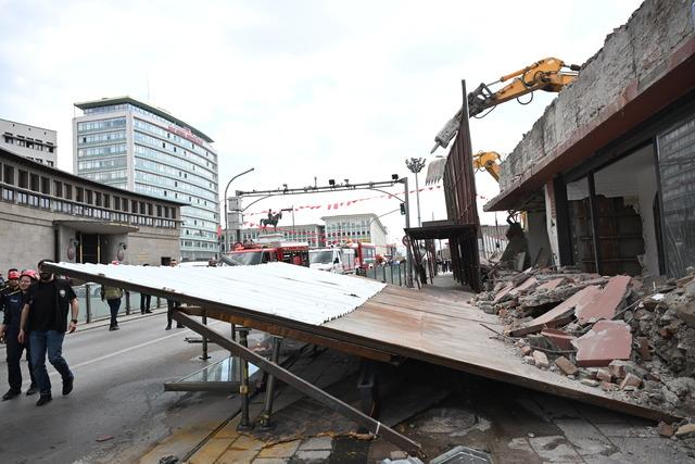 Ankara da yıkım &ccedil;alışması yapılan d&ouml;rt katlı binanın platformu &ccedil;&ouml;kt&uuml; 4