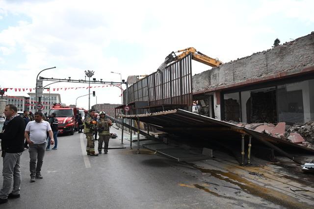 Ankara da yıkım &ccedil;alışması yapılan d&ouml;rt katlı binanın platformu &ccedil;&ouml;kt&uuml; 3