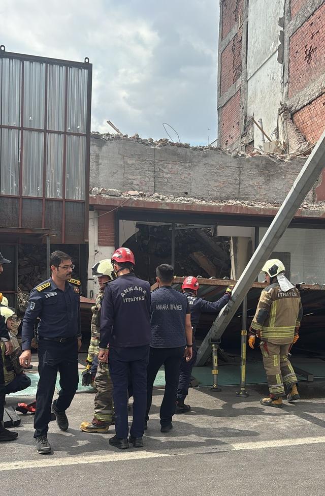 Ankara da yıkım &ccedil;alışması yapılan d&ouml;rt katlı binanın platformu &ccedil;&ouml;kt&uuml; 2