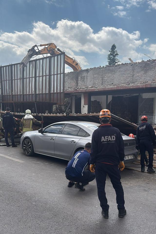 Ankara da yıkım &ccedil;alışması yapılan d&ouml;rt katlı binanın platformu &ccedil;&ouml;kt&uuml; 1