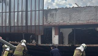 Ankara'da yıkım &ccedil;alışması yapılan d&ouml;rt katlı binanın platformu &ccedil;&ouml;kt&uuml;