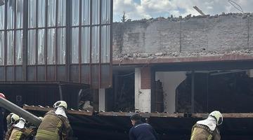 Ankara'da yıkım &ccedil;alışması yapılan d&ouml;rt katlı binanın platformu &ccedil;&ouml;kt&uuml;