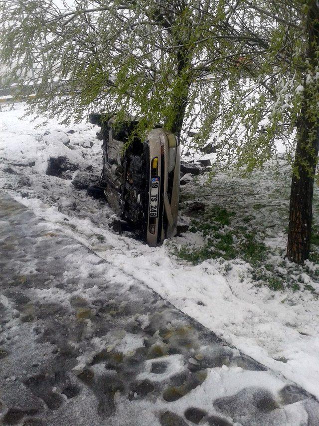 Bitlis’te minibüse çarpan otomobil şarampole devrildi: 2 yaralı