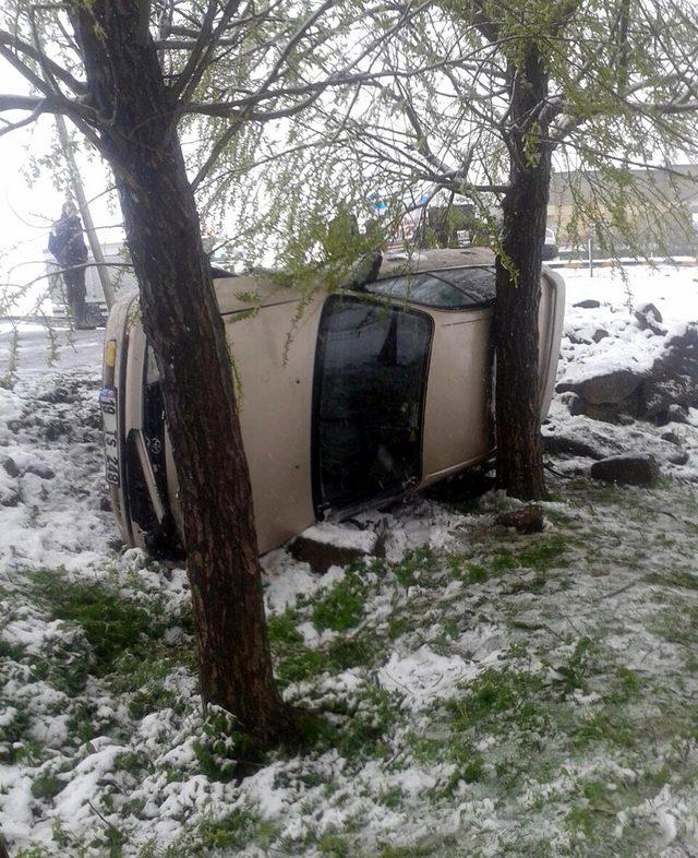 Bitlis’te minibüse çarpan otomobil şarampole devrildi: 2 yaralı