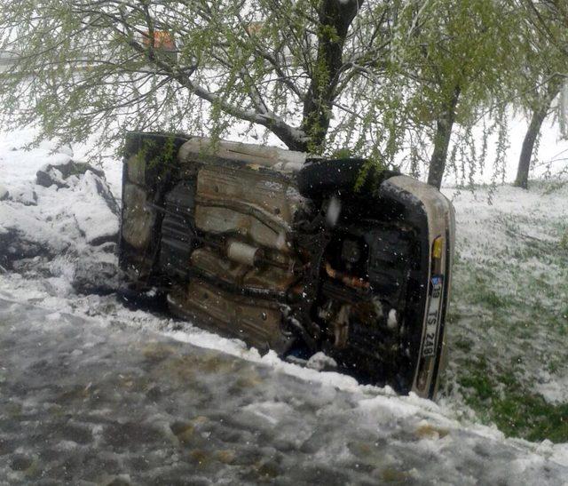 Bitlis’te minibüse çarpan otomobil şarampole devrildi: 2 yaralı