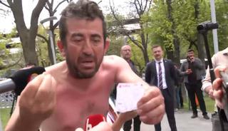 Grevdeki iş&ccedil;i pazar listesini g&ouml;sterip feryat etti: "Para olmadığı i&ccedil;in alamadım"