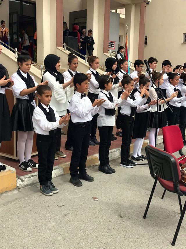 Erciş'te öğrenci korusu, işitme engelliler için konser verdi
