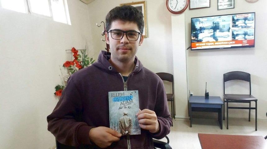 Halil Talha Ko&ccedil;&rsquo;un &rsquo;Elleri &uuml;ş&uuml;yen adam&rsquo; isimli kitabı &ccedil;ıktı
