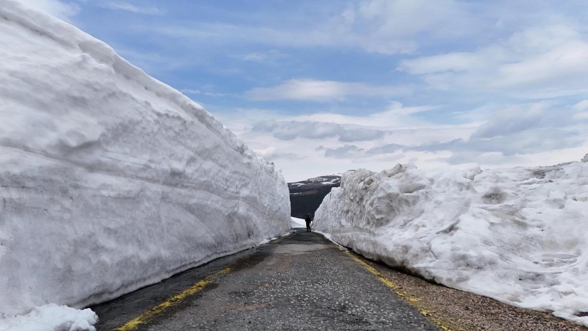G&ouml;r&uuml;nt&uuml;ler Ordu dan! Nisan sonunda 4 metre kar yağdı 1