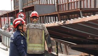 Başkent&rsquo;te yıkım sırasında platform yola &ccedil;&ouml;kt&uuml;: 3 yaralı