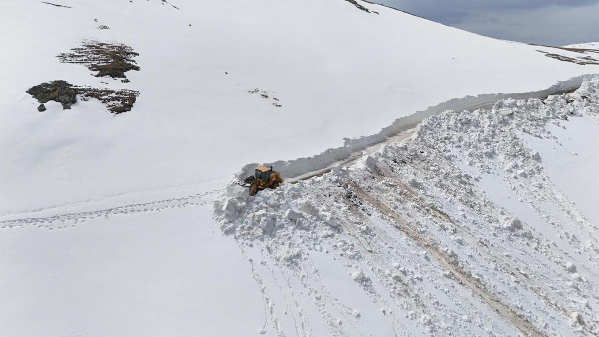 G&ouml;r&uuml;nt&uuml;ler Ordu dan! Nisan sonunda 4 metre kar yağdı 4