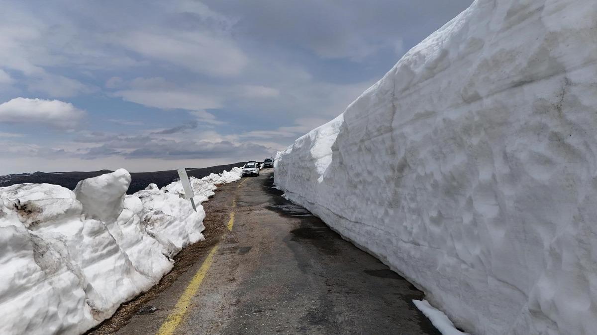 G&ouml;r&uuml;nt&uuml;ler Ordu dan! Nisan sonunda 4 metre kar yağdı 3
