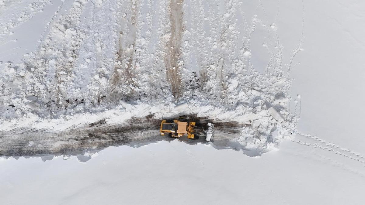 G&ouml;r&uuml;nt&uuml;ler Ordu dan! Nisan sonunda 4 metre kar yağdı 2