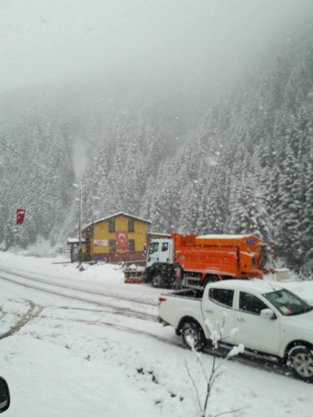 Rize'de yaylaya çıkanlara kar sürprizi