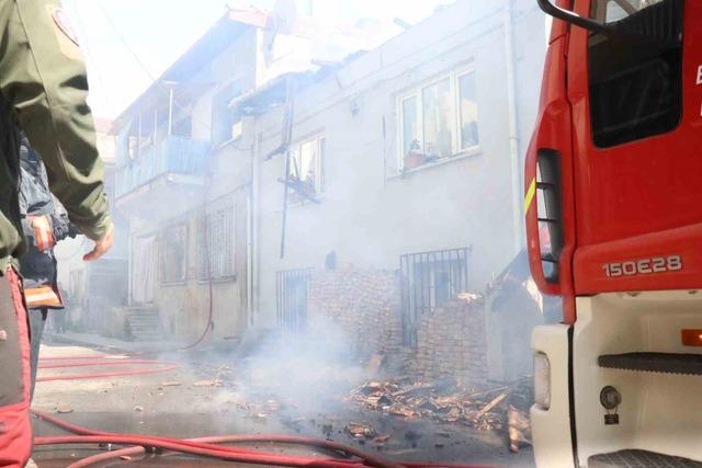 &Ccedil;atı yangınında annenin dikkati faciayı &ouml;nledi 4