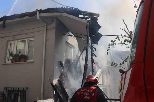 &Ccedil;atı yangınında annenin dikkati faciayı &ouml;nledi 3