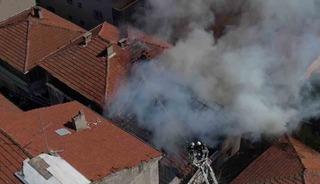 &Ccedil;atı yangınında annenin dikkati faciayı &ouml;nledi