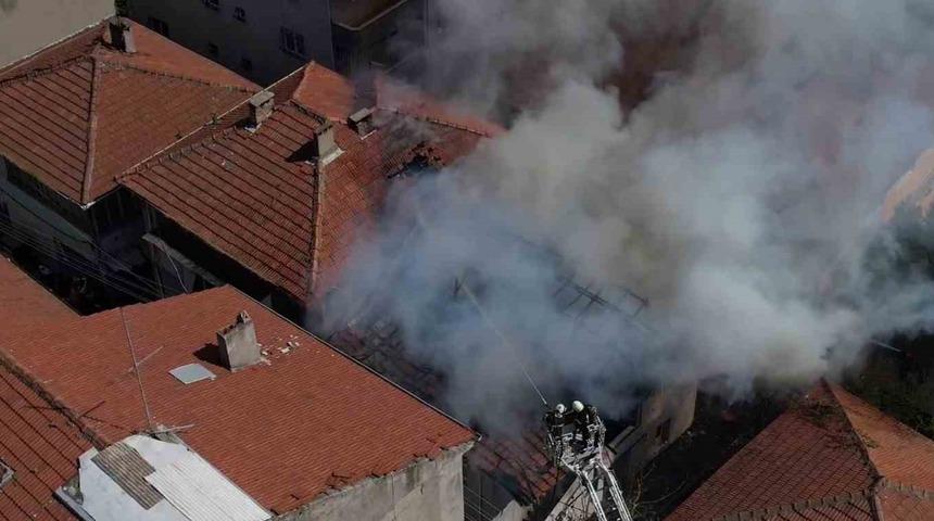 &Ccedil;atı yangınında annenin dikkati faciayı &ouml;nledi