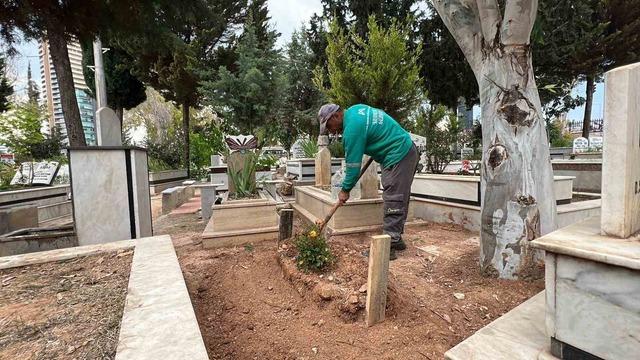 Boğazına çilek kaçarak hayatını kaybeden minik Mustafa Mersin’de toprağa verildi 4