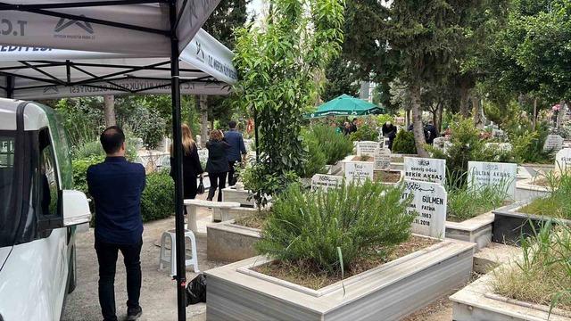 Boğazına çilek kaçarak hayatını kaybeden minik Mustafa Mersin’de toprağa verildi