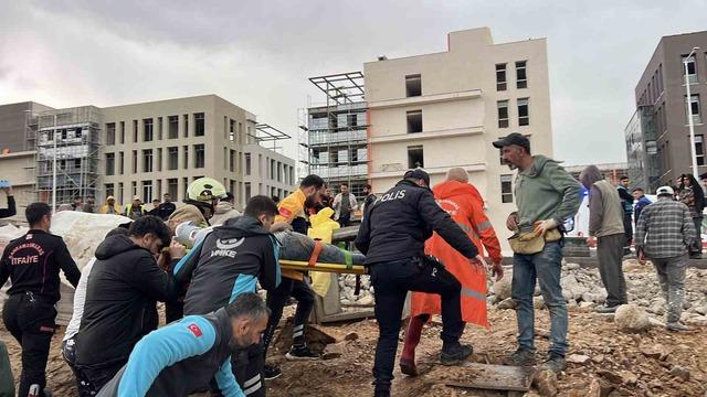 Operat&ouml;r enkaz altında kaldı: 1 yaralı 4