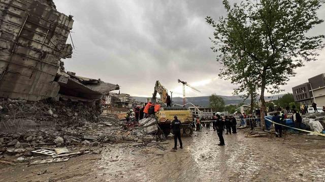 Operat&ouml;r enkaz altında kaldı: 1 yaralı 3